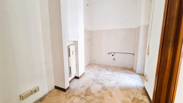 CUCINOTTO CON BALCONE DI SERVIZIO